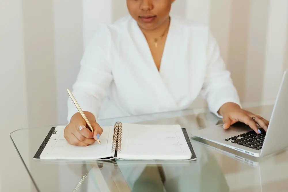 Femme a son bureau entrain de travailler