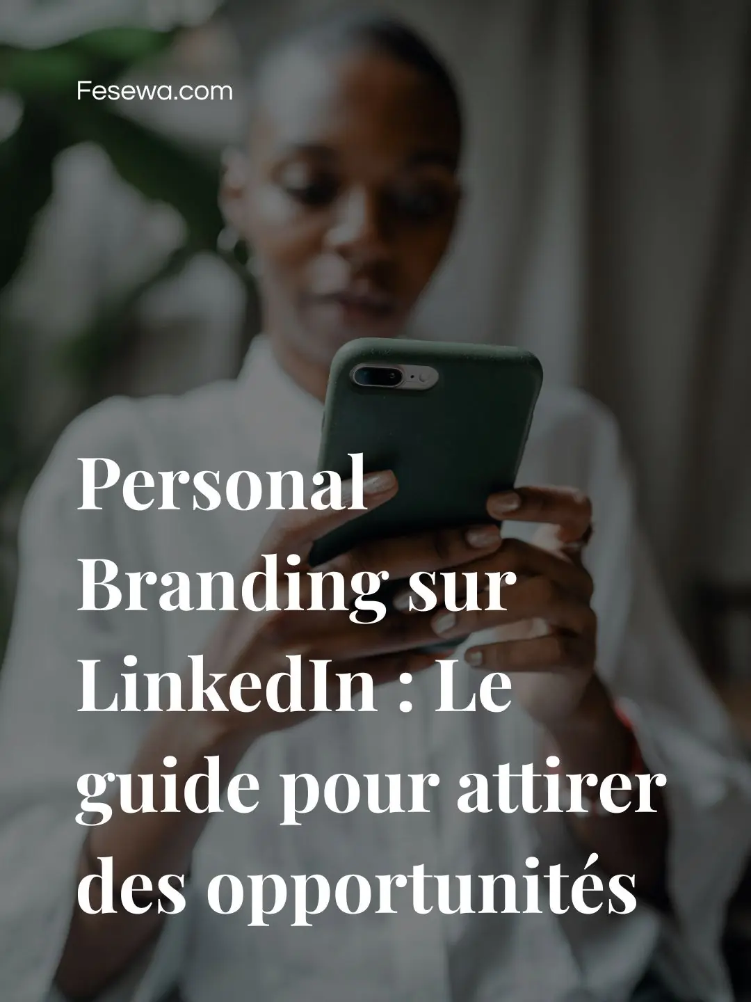 Une personne qui tien son téléphone avec le texte "Personal branding LinkedIn coment attirer les opportunité"